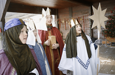 Drei Kinder singen. Sie sind verkleidet als Heilige Drei Könige