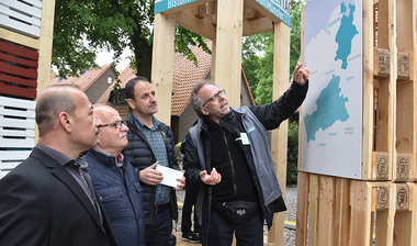 © Offizialat/Heuer Gespräch an der Landkarte