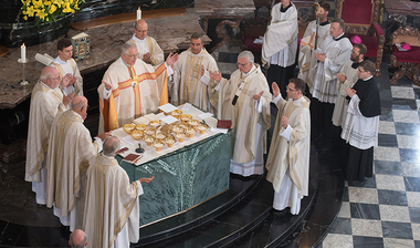 Bischöfe am Altar