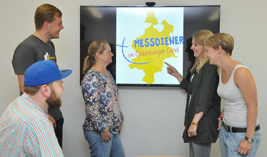 © Offizialat/Heuer Messdinserteam schaut sich neues Loga an